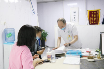 嚇人！男子睡覺翻了個(gè)身，結(jié)果天旋地轉(zhuǎn)直接吐了(圖1)