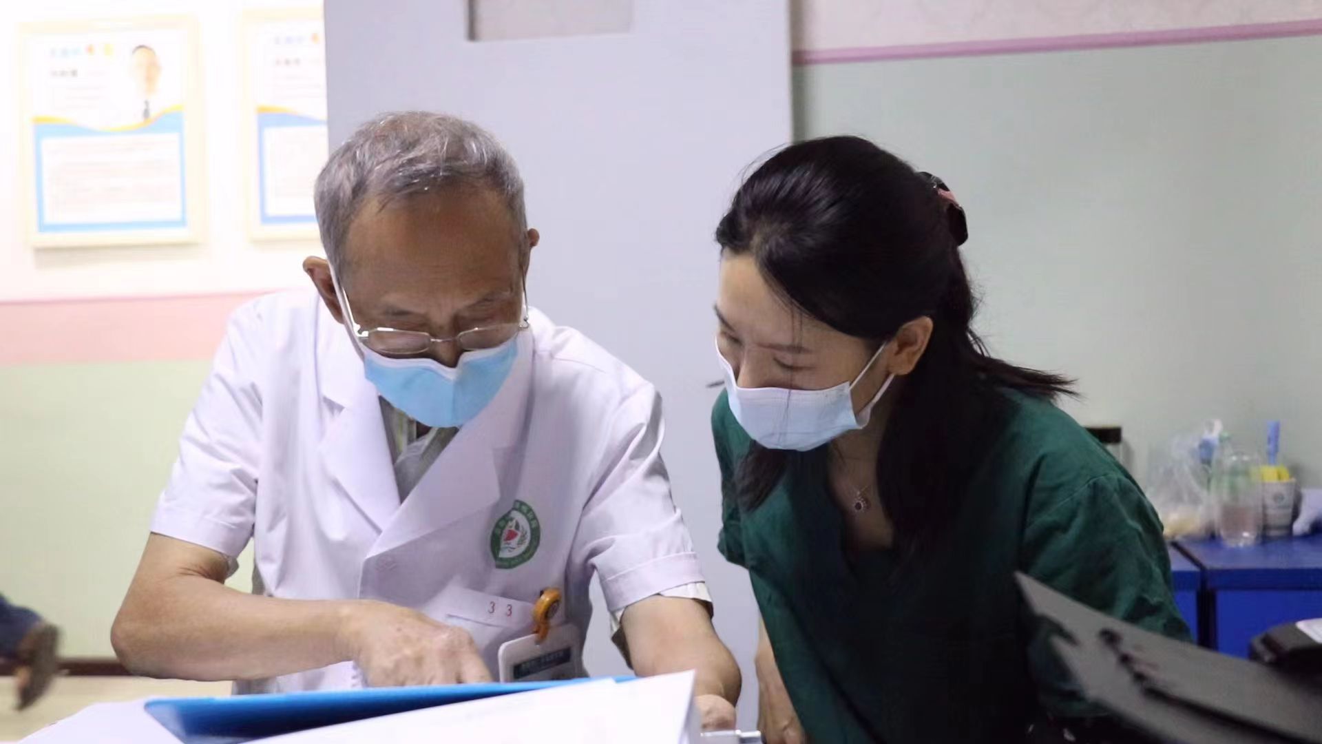 老人患上了旋轉(zhuǎn)性暈眩耳石癥，怎么辦？銘仁教你一招搞定(圖4)