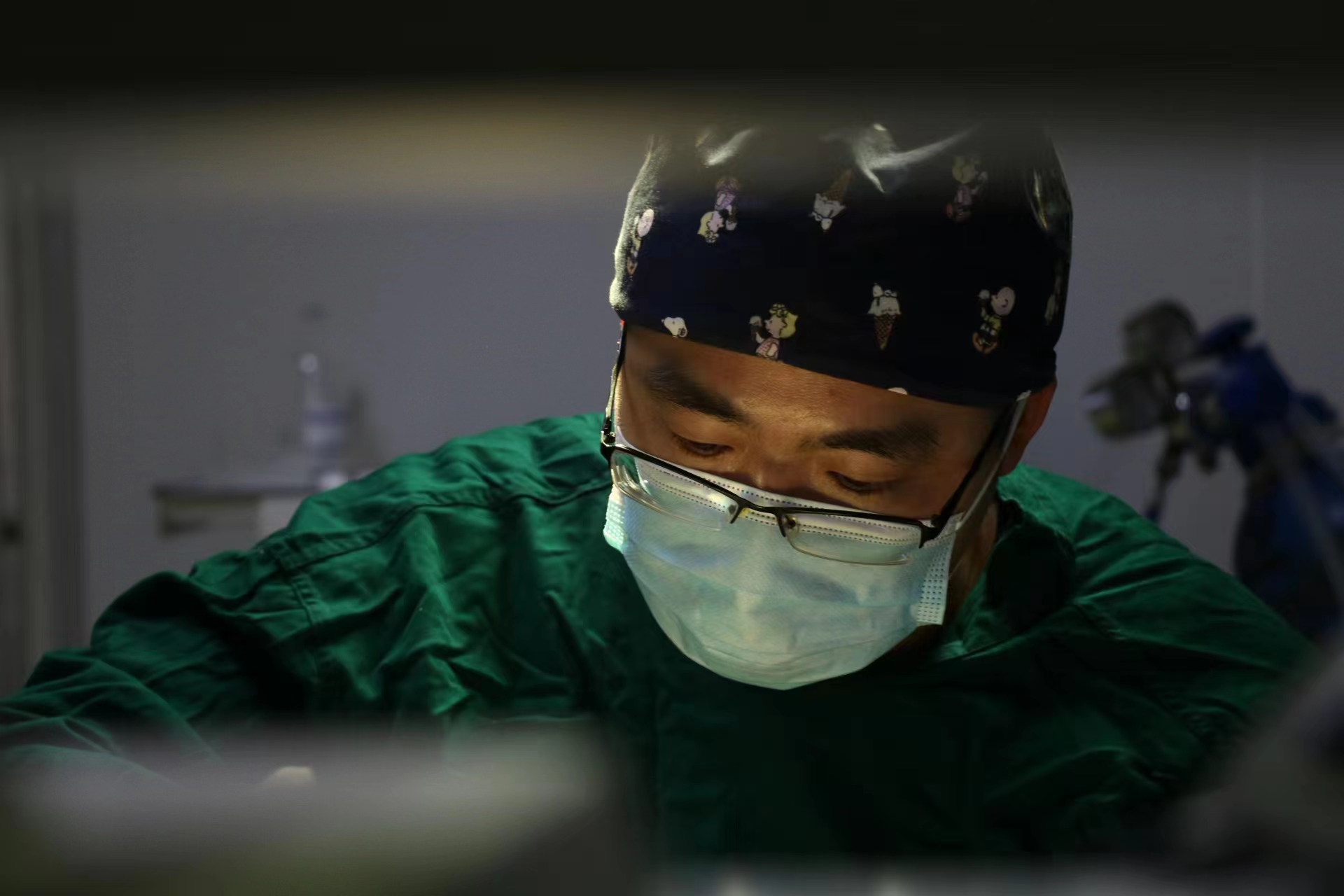 男子誤吞魚刺，術后取出3厘米長倒置雙頭銳利魚骨，直呼僥幸得救！(圖2)